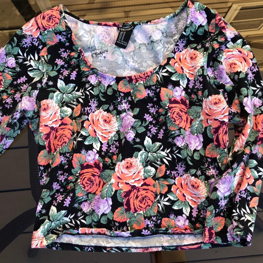Quarter sleeved, flowery crop top.